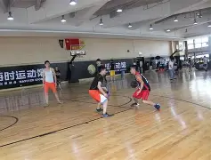 球队举办篮球赛事，吸引众多球迷观赏()
